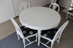Nylackerad vit Bord och sex stolar